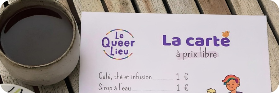 La carte du Queer Lieu à côté d'une tasse de café